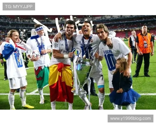 皇马球迷横幅告白双星深情守护 皇马球迷横幅告白双星深情守护